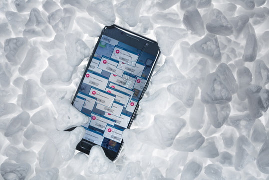 defektes Smartphone mit Verpackungschips 
