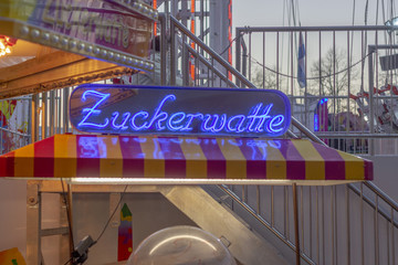 beleuchteter Zuckerwatte Stand ohne Verkäufer