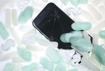 Smartphone mit Display Glasbruch 