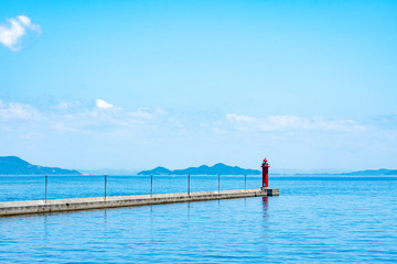 青い海と赤い灯台