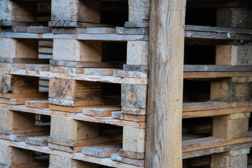 Gestapelte Holz Paletten