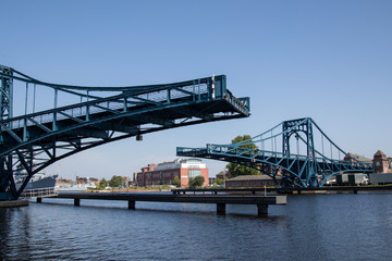 Fototapeta na wymiar Kaiser-Wilhelm-Brücke in Wilhelmshaven dreht Nordseite offen