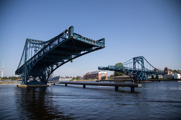 Kaiser-Wilhelm-Brücke in Wilhelmshaven mit geöffneter Nordseite