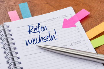 Terminkalender mit Hinweissticker - Reifen wechseln