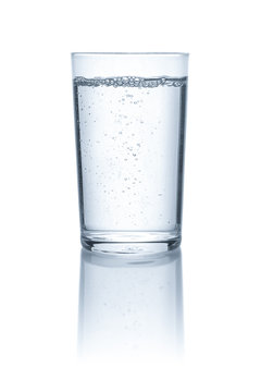 Glas mit Wasser vor einem weißem Hintergrund