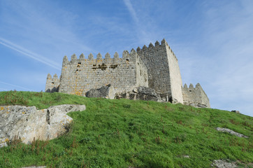 Fototapeta na wymiar Muralla y torre de homenaje del castillo de Trancoso. Distrito de Guarda. Portuga.
