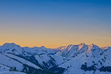 Plakat Wunderschönes, winterliches Bergpanorama im Sonnenuntergang