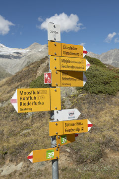 Wanderwegweiser ob der Bettmeralp, Wallis, Schweiz