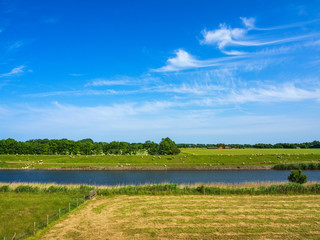 Hintern Deich in Ostfriesland