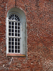 Backsteinfassade und ein Fenster