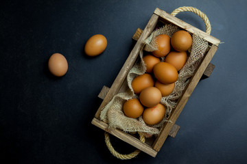 Caja con huevos de gallina