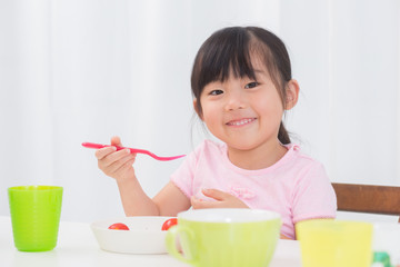 食事をする女の子