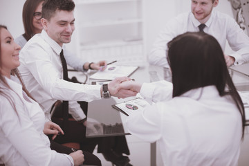 Obraz premium handshake of financial partners at a business meeting in the office