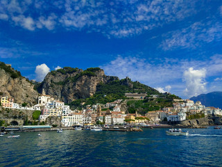 Fototapeta na wymiar Splendida veduta panoramica di Amalfi sul mar Tirreno in Campania