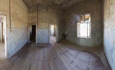 In der Geisterstadt Kolmanskop, Lüderitz, Namibia, Panorama von Innenräumen