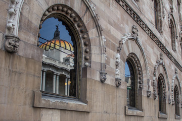Fototapeta na wymiar Reflejo arquitectónico en los vidrios de un edificio
