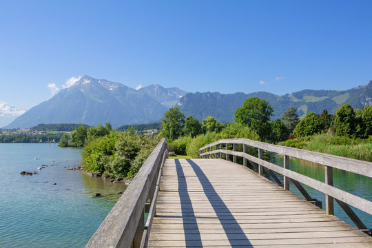 Holzbr&uuml;cke am Thunersee