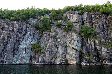 Fototapeta na wymiar Cliff on the edge of the Lake Champlain