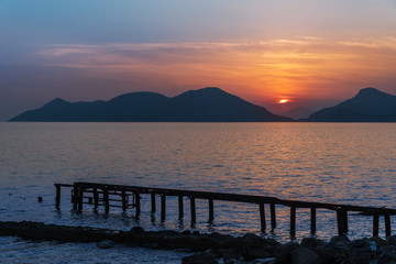 Obraz premium Beautiful sunset at the sea coast.