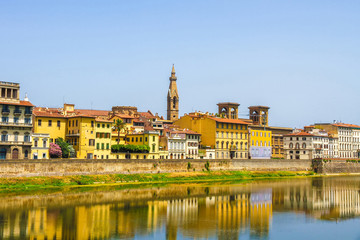 Fototapeta na wymiar View on the Arno river and the historic architecture in Florence, Italy.