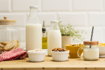 Desayuno natural con leche, frutos secos y yogur natural en la cocina. Vista de frente