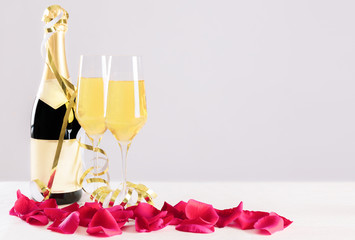 Champagner Flasche mit Gläsern vor einem neutralen Hintergrund