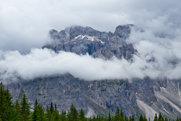 Fototapeta na wymiar Wolkenverhangene Berge