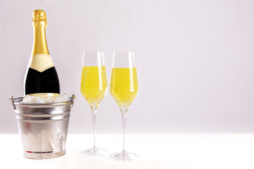 Champagner Flasche im Sektkühler mit gefüllten Gläsern für eine Party 