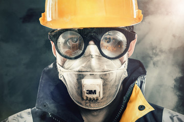 Bauarbeiter mit Maske und Schutzbrille - obrazy, fototapety, plakaty