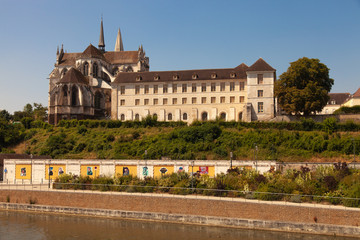 Fototapeta na wymiar Auxerre, abbaye saint-germain, balade de le long de l'yonne