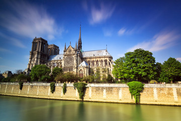 Obraz premium Beautiful long exposure of the Notre-Dame Cathedral in Paris, France, in spring