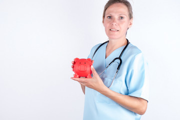 Ärztin mit einem Sparschwein in der Hand
