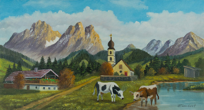 Kirche und ein Bauernhaus vor einer Bergkulisse