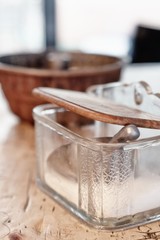 Kristallzuckerglas  mit Holzeckel darin alter Kelle mit 5 oz Maßeinheit  