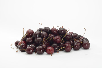 Cerezas sobre fondo blanco