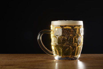 Jarra de cerveza en la mesa