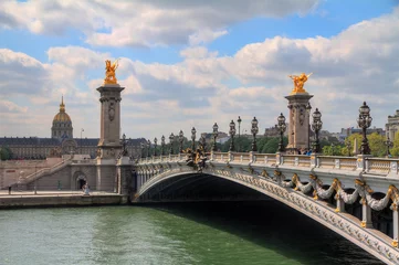 Fotobehang Pont Alexandre III De Pont Alexandre III over de rivier de Seine bij Invalides in Parijs, Frankrijk, in de lente