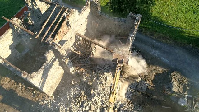 Aerial 4K - Demolizione vecchia casa con escavatore