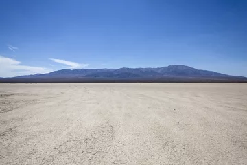 Crédence de cuisine en verre imprimé Sécheresse Lac sec du désert de Mojave avec toile de fond de montagne près de Death Valley en Californie.