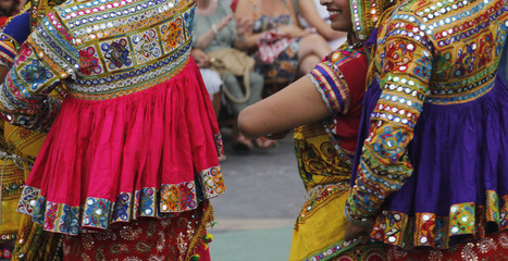 Baile tradicional de la India en un festival callejero