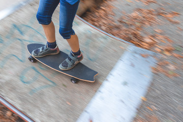 Ein Kind skatet auf einem Longboard eine Rampe herauf, Detailaufnahme