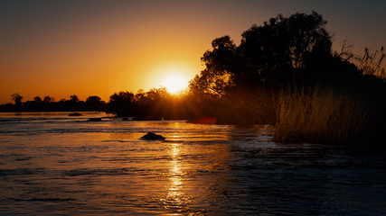 Sonnenuntergang am Okavango-River, Namibia