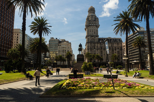 Main square in Montevideo, Plaza de la independencia, Salvo palace