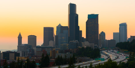 Obraz premium Interstate 5 and downtown at sunset, Seattle, Washington State, USA
