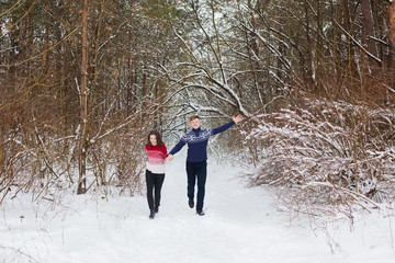 Fototapeta na wymiar young couple in winter park