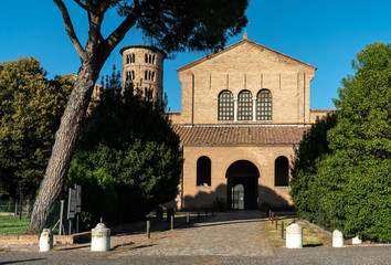 Fototapeta na wymiar Basilica S. Apollinare in Classe, 533-549 mit Campanile, c. 1000, Italien