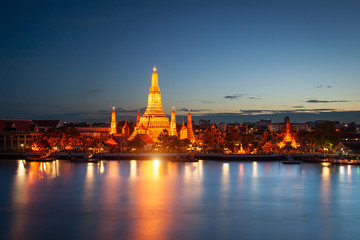 Obraz premium Wat Arun across Chao Phraya River during sunset in Bangkok, Thailand