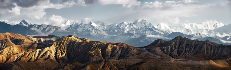 Vue panoramique sur le paysage de la chaîne des montagnes enneigées