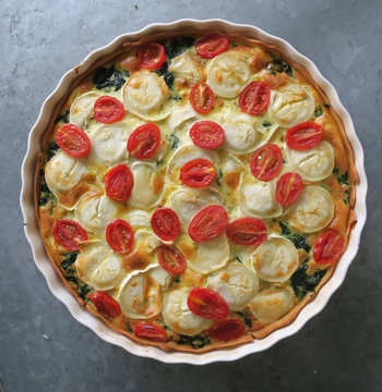 spinach quiche with goat cheese and little tomatoes