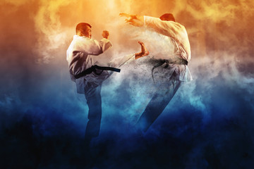 Twee mannelijke karategevechten